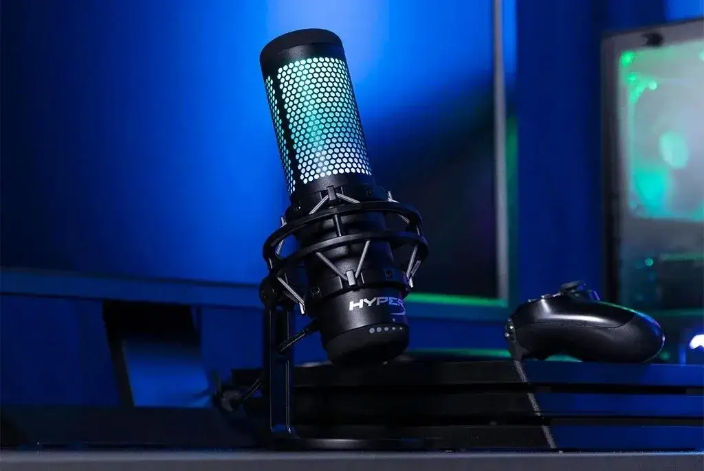 A CreatorKit USB microphone for streaming.