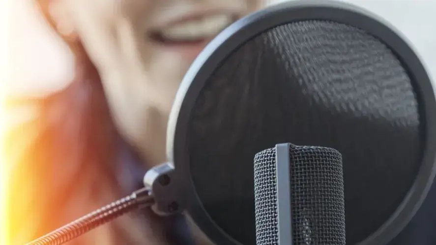 A microphone positioned correctly and incorrectly in front of a person speaking.