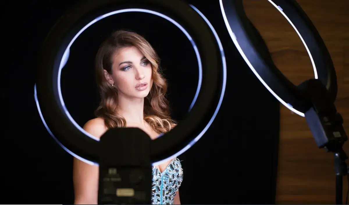 The flagship CreatorKit Aura Ring Light Pro in action